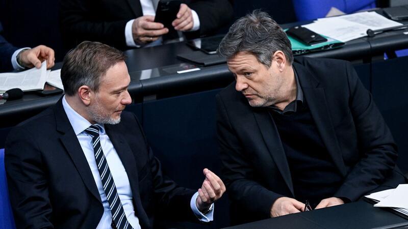 In der Ampel knirscht es - FDP blockiert EU-Vorhaben Christian Lindner und Robert Habeck auf der Regierungsbank im Bundestag.