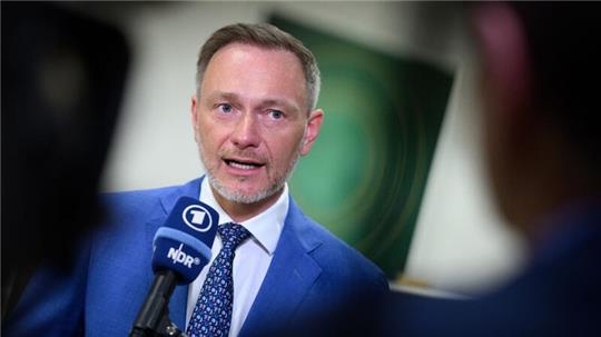 Christian Lindner verteidigt die in der Regierung umstrittenen FDP-Vorschläge für eine „Wirtschaftswende“.