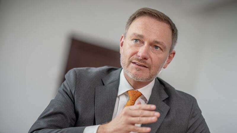 Christian Lindner will den Grundfreibetrag in der Lohn- und Einkommenssteuer rückwirkend zum 1. Januar 2024 erhöhen.