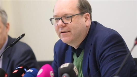Christian Meyer (Bündnis 90/Die Grünen), Umweltminister von Niedersachsen, sitzt bei einer Pressekonferenz im niedersächsischen Umweltministerium.