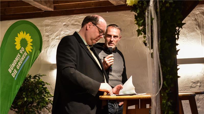 Christian Meyer wird in der Windmühle Anna Maria in Mulsum kritisch beäugt: Stefan Buck kam für sein Anliegen und seine Kritik an Politik und Bürokratie auf die Bühne.