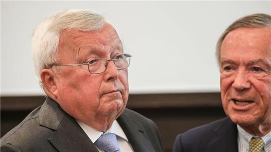 Christian Olearius in einem Saal des Bonner Landgerichts, wo ein Verfahren gegen ihn im Sommer 2024 wegen Verhandlungsunfähigkeit eingestellt wurde. (Archivbild)