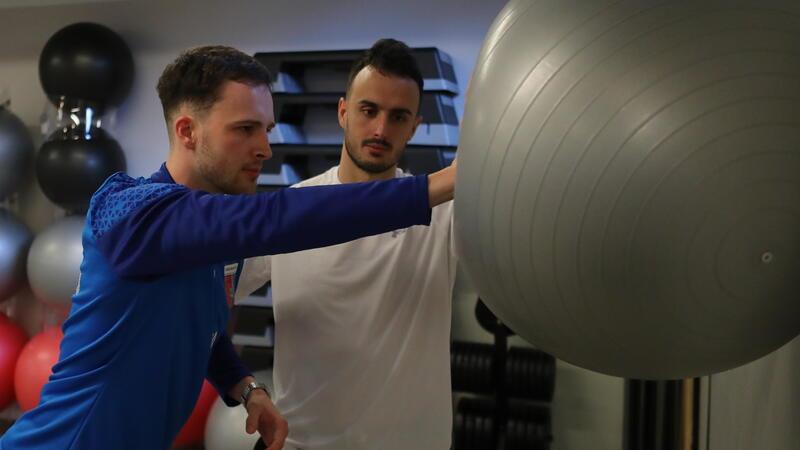 D/A-Kicker verpasst 70 Pflichtspiele – Christian Rusch erlebt schmerzhafte Jahre Christian Rusch und Physiotherapeut Fran Ares Sanjurjo: „Ohne Fran würde ich kein Fußball mehr spielen.“