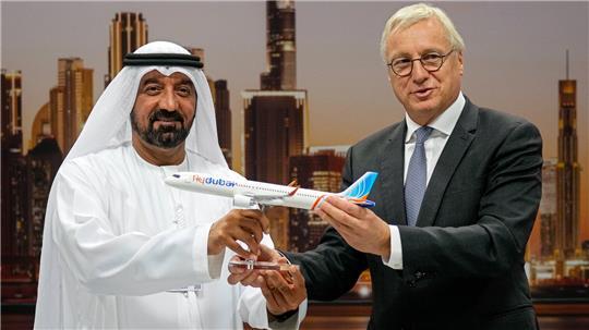 Christian Scherer (r), CEO für Verkehrsflugzeuge bei Airbus, präsentiert Scheich Ahmed bin Saeed Al Maktoum, Vorsitzender und CEO von Emirates und Vorsitzender von FlyDubai, ein Modell des Airbus A321neo.