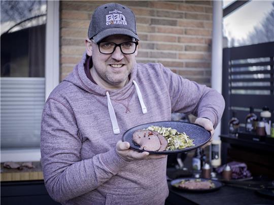 Christian Schwarz, alias der „Deichgriller“, steht das ganze Jahr über in seinem Garten am Rost. Mit seinen Gerichten will er zeigen, was auf dem Grill alles möglich ist. Fotos: Langen