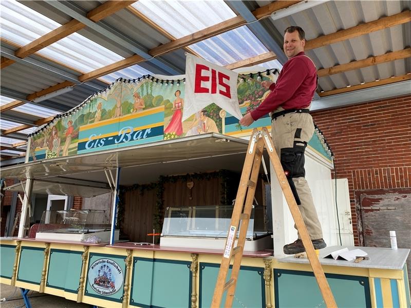 Christian Seitz bei den letzten Handgriffen, bevor seine Eis-Bar die Reise zum Pfingstmarkt antritt. Foto: Weselmann