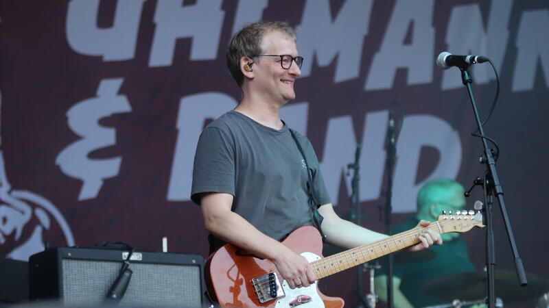 Thees Uhlmann: Nach 30 Jahren wieder zusammen auf der Bühne Christian Stemmann, genannt „Stemmi“, war auch in den ersten zwei Jahren der Band Tomte dabei.