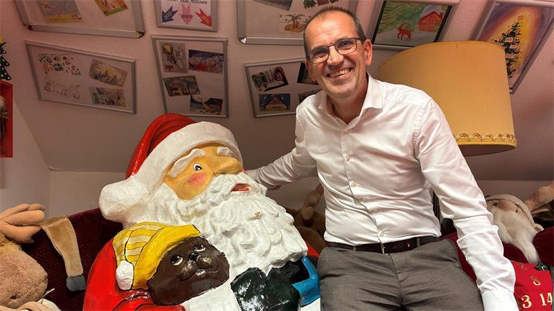 Darum beneiden die Experten der Weihnachtspost Himmelpforten Christian Stock aus Himmelsthür bei Hildesheim lobt den Zusammenhalt: Seit 60 Jahren gibt es dort ein Kinderpostamt.
