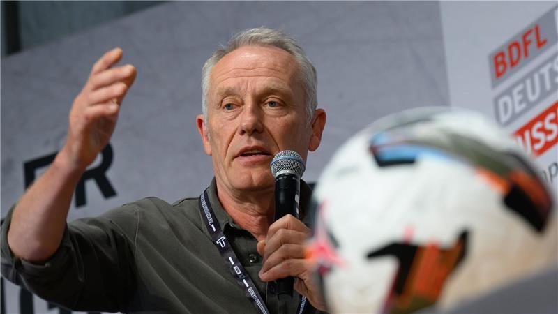 Christian Streich, zuletzt Cheftrainer des SC Freiburg, spricht auf einer Podiumsdiskussion. 