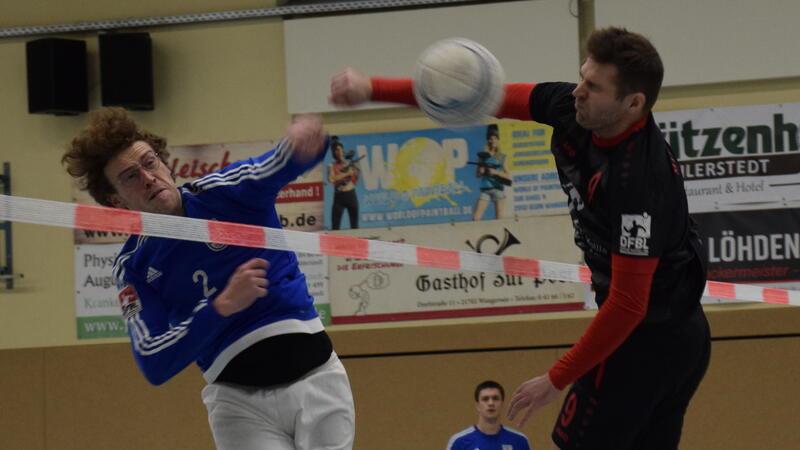 Christian Struck (rechts) beim Block: Der MTV-Angreifer geht mit seiner Mannschaft ohne Zählbares ins neue Faustball-Jahr.