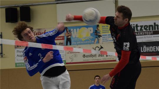 Christian Struck (rechts) beim Block: Der MTV-Angreifer geht mit seiner Mannschaft ohne Zählbares ins neue Faustball-Jahr.
