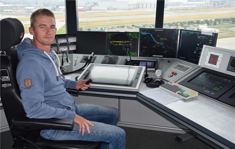 Christian Stubbe aus Steinkirchen ist am frühen Morgen schon hellwach. Er hat einen Arbeitsplatz mit Ausblick auf Flugzeuge und Schiffe – im Tower des Airbuswerkes Finkenwerder.