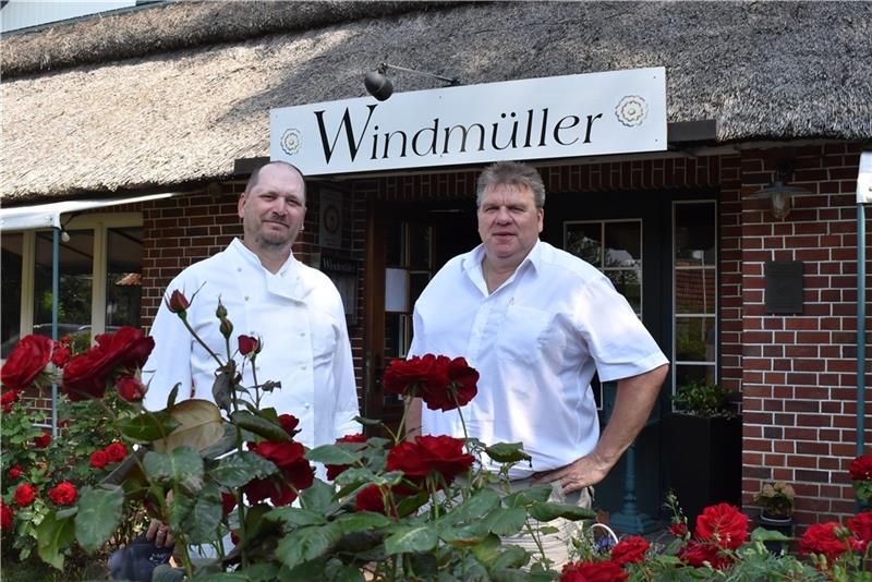Christian Warner und Jürgen Griese übernehmen das Restaurant Windmüller in Steinkirchen (von links). Foto: Vasel