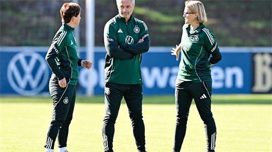 Christian Wück (Mitte): Härteste in Karlsruhe gegen Australien.   