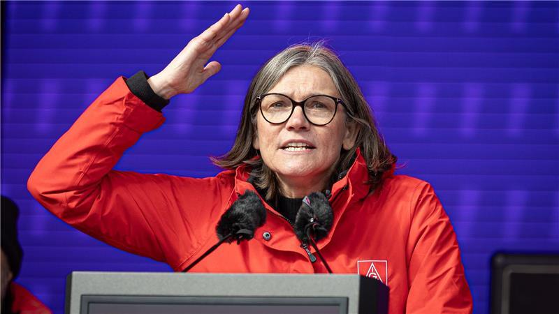 Tausende Industriebeschäftigte protestieren in Hannover Christiane Benner, Erste Vorsitzende der IG Metall, spricht beim bundesweiten Aktionstag der IG Metall im Georgengarten.