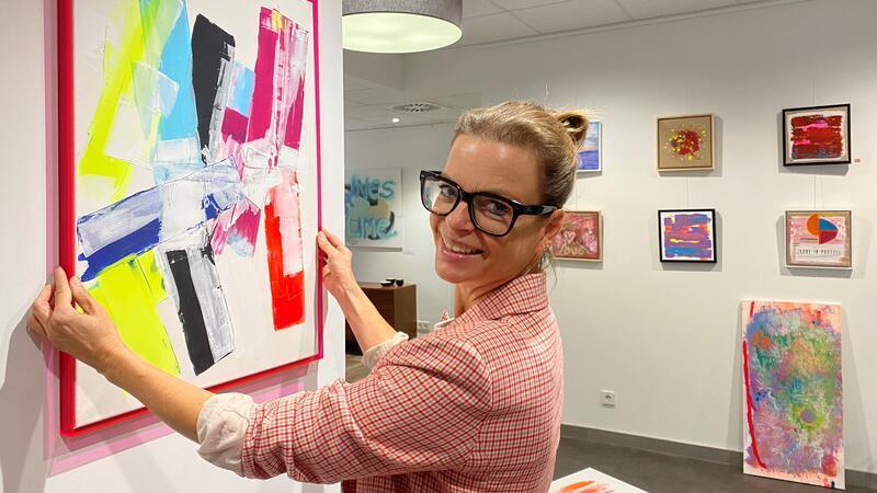 Christiane Bruns beim Hängen ihrer Bilder
