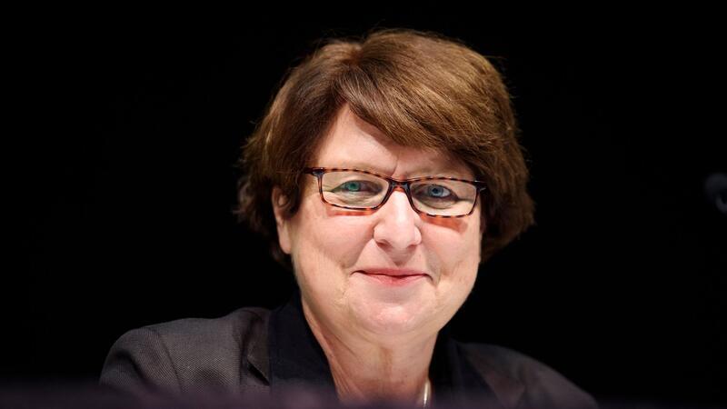 Christiane Hollander, Vizepräsidentin des FC St. Pauli, lächelt in die Kamera.