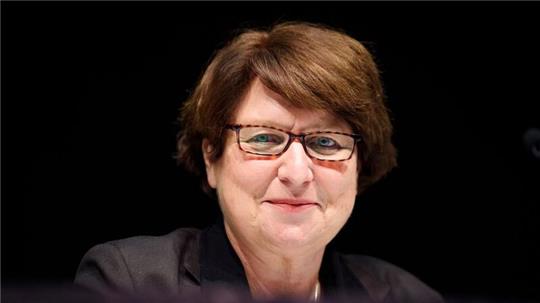 Christiane Hollander, Vizepräsidentin des FC St. Pauli, lächelt in die Kamera.