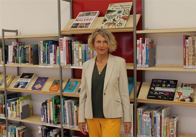 Christiane Holst-Hakelberg in der Schulbibliothek der IGS. Die Eröffnung der Bibliothek war damals ihr erster offizieller Akt als Schulleiterin. Foto: Frank