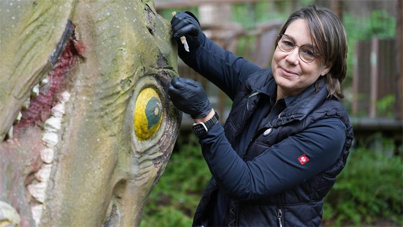 Christiane Maier untersucht die Farbschichten der Skulptur.