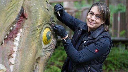 Christiane Maier untersucht die Farbschichten der Skulptur.