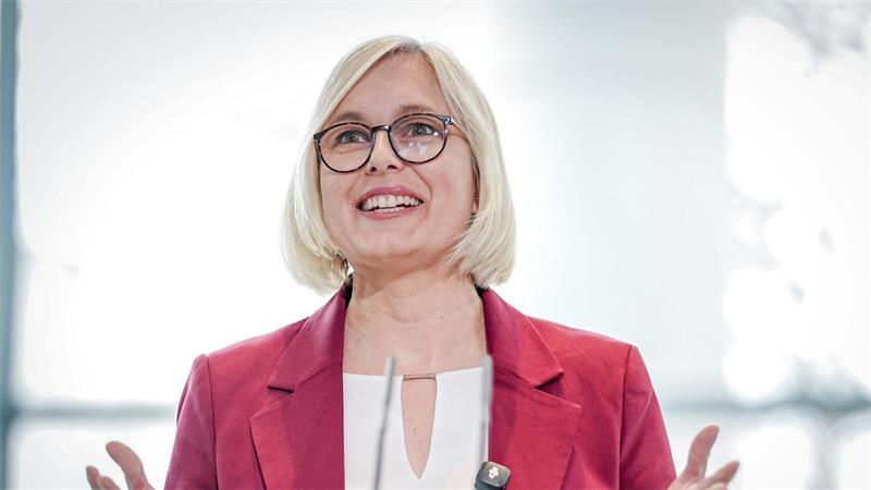 Auf dem Karussell: Das neue Team Merz Christiane Schenderlein war bisher im Kanzleramt zuständig für Sport und Ehrenamt und macht jetzt im Gesundheitsministerium weiter. (Archivbild)
