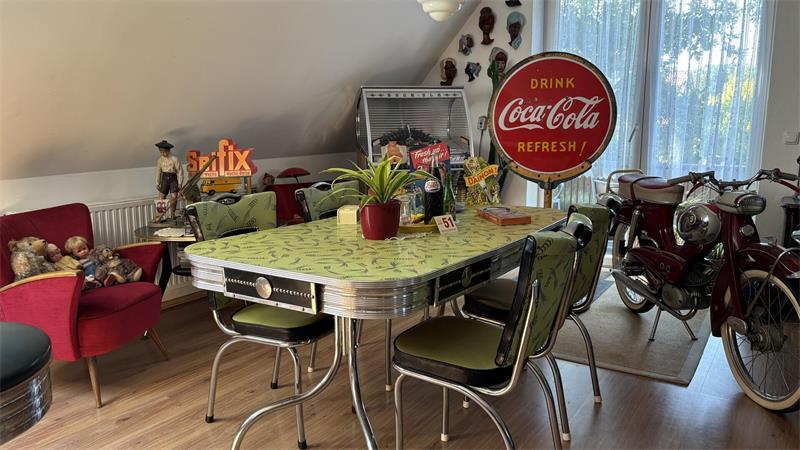 Christians Esszimmer im American-Diner-Stil der 1950er Jahre.