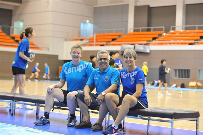 Christin Becking, Michael Schmidt und Inke Lohmann (von links) sorgen in Japan dafür, dass sich der BSV auf das Sportliche konzentrieren kann.  Fotos: Scholz