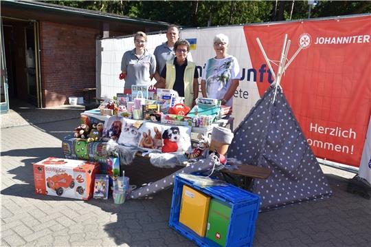 Christin Darga (von links) und Markus Burghard von den Johannitern freuten sich über das gespendete Material , das Wilma Kupfer und Dr. Anne Buhr vom Kinderschutzbund vorbeibrachten. Foto: Johanniter