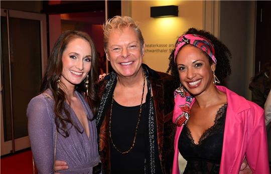 Christin Fahrenkrog-Petersen (l-r),  Komponist Uwe Fahrenkrog-Petersen und Schauspielerin Dionne Wudu bei der Deutschlandpremiere in München.