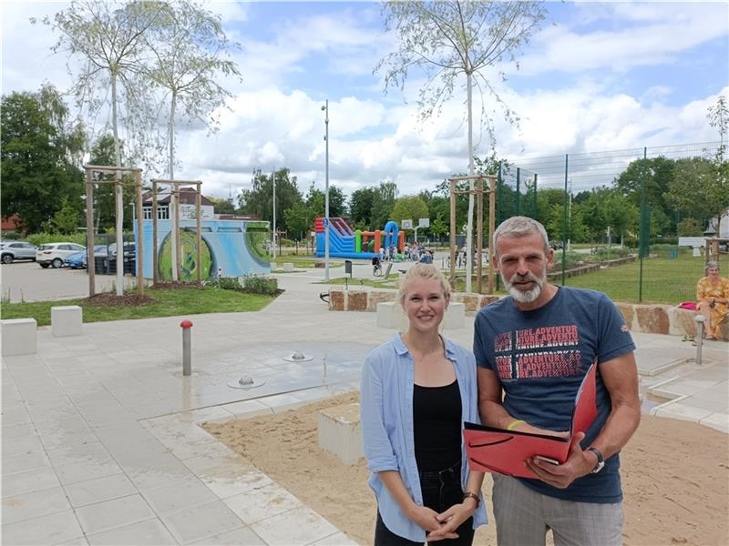 Christin Hagedorn und Andreas Bodeit gehören zum Planungsteam des Begegnungsparks in Stade-Hahle. Foto: Bisping