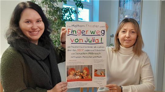 Christina Beer (links) und Katarzyna Piotrowski von der Beratungsstelle gegen sexuellen Missbrauch der Hansestadt Stade werben für die Präventionswoche.