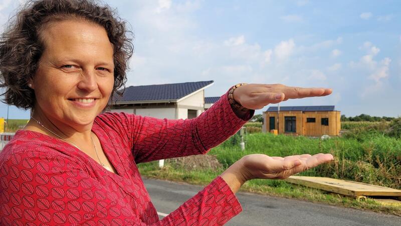 Sie vermietet Tiny Houses ganz nah an der Nordsee Christina Bleier vor ihrer Tiny-Haus-Siedlung in Cappel-Neufeld (Kreis Cuxhaven) und ihrem eigenen Minihaus.