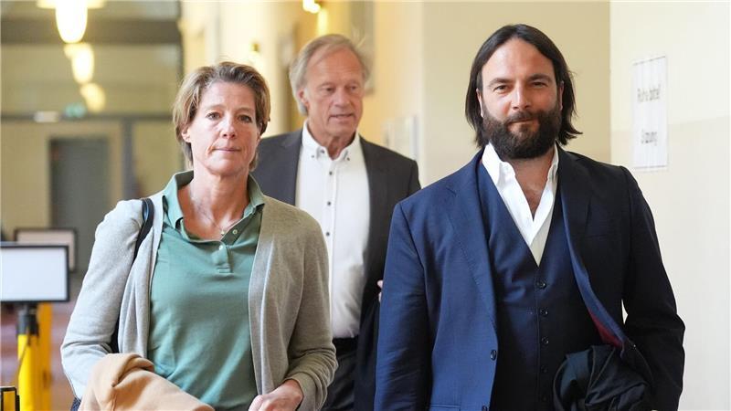 Christina Block (l) auf dem Weg in den Gerichtssaal.