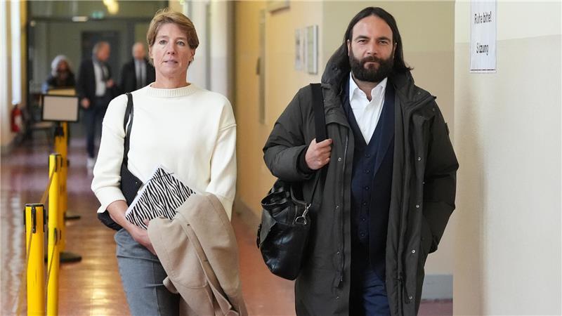 Christina Block (l), deutsche Gastronomin und Unternehmerin, und Rechtsanwalt Ingo Bott (r), Verteidiger von C. Block, kommen nach einer Pause im Prozess wegen mutmaßlicher Kindesentführung zum Gerichtssaal im Landgericht Hamburg zurück.
