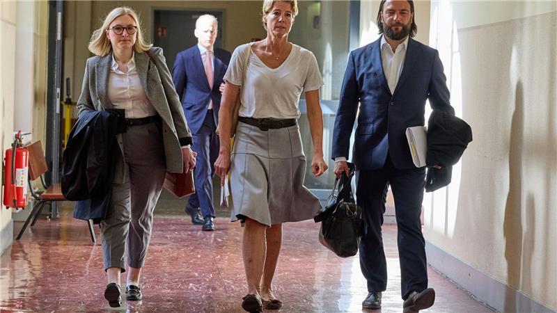Christina Block (m.) mit ihren Verteidigern auf dem Weg ins Gericht.