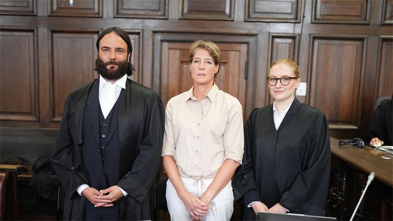 Der schwierige Weg zur Wahrheit – ein Jahr Block-Prozess Christina Block mit ihren beiden Verteidigern.
