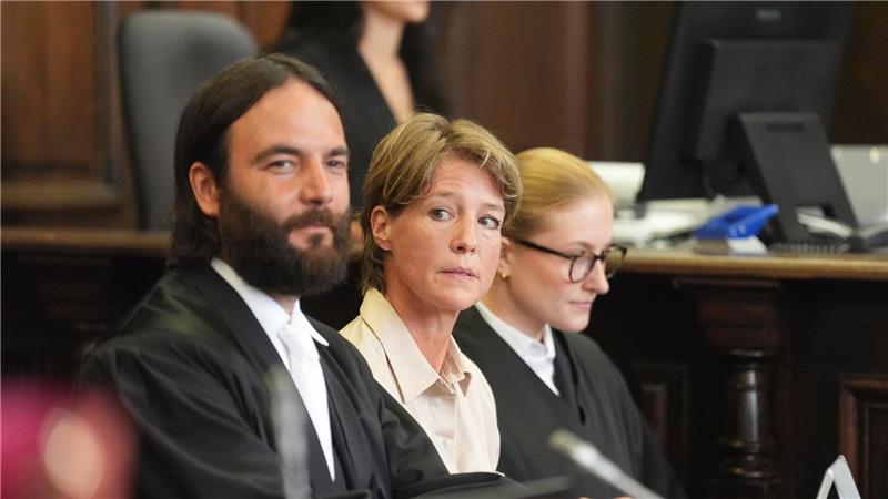 Christina Block mit ihren beiden Verteidigern im Gerichtssaal.