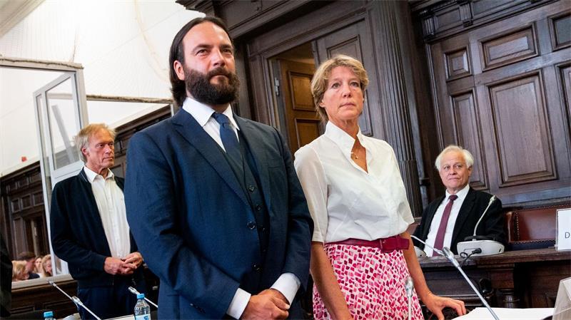 Christina Block setzt ihre Erklärung fort.