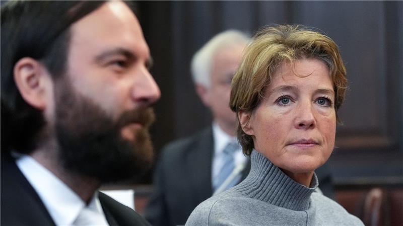 Christina Block sitzt im Gerichtssaal neben ihrem Verteidiger Ingo Bott. 