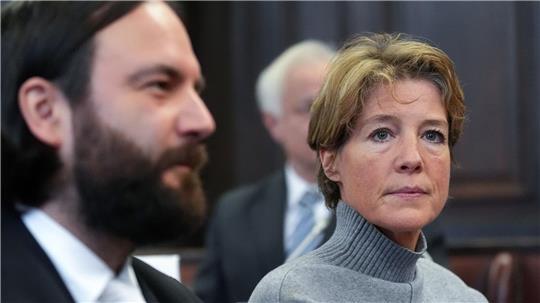 Christina Block sitzt im Gerichtssaal neben ihrem Verteidiger Ingo Bott. 