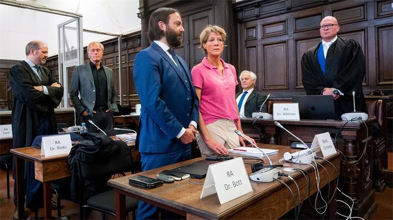 Nebenklage: Blocks Aussage „höchst abenteuerlich“ Christina Block steht zwischen ihrem Verteidiger Ingo Bott und Anwalt Sascha Böttner, der einen geständigen Angeklagten aus Israel vertritt.