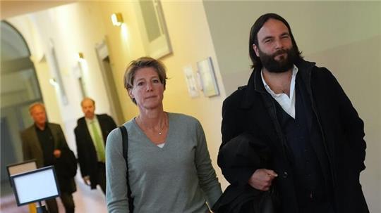 Christina Block und ihr Anwalt Ingo Bott auf dem Weg in den Gerichtssaal.