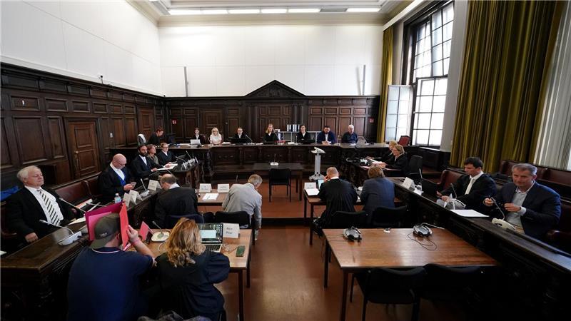 Prozess gegen Block: Anwalt von Ex-Mann darf Fragen stellen Christina Block und ihr Ex-Mann Stephan Hensel sitzen sich im Gerichtssaal gegenüber. (Archivbild)