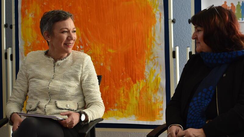Christina von Saß vom NDR-Fernsehen (links) moderierte die Podiumsdiskussion beim Buxtehuder Inklusionstag, wo Barbara Zimmermann als Vizepräsidentin der Hochschule 21 zu den Gästen gehörte.