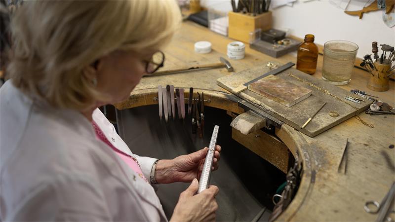 Dallmanns sagen Tschüss: Buxtehuder Goldschmiede schließt Christine Dallmann in der Goldschmiede-Werkstatt.