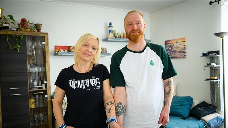 Christine Friede-Schinzel ist Fan des Fußballvereins Hamburger SV, ihr Ehemann Peter Schinzel Fan des SV Werder Bremen.