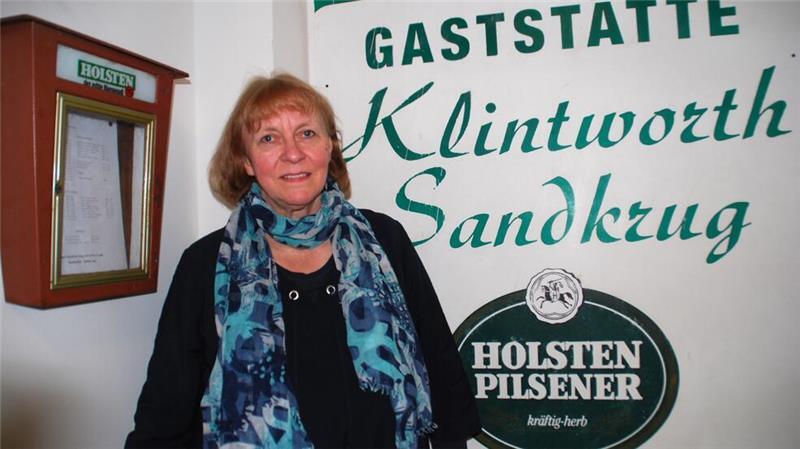 Christine Klintworth am Eingang der Heimatstube mit Erinnerungen an den Sandkrug.