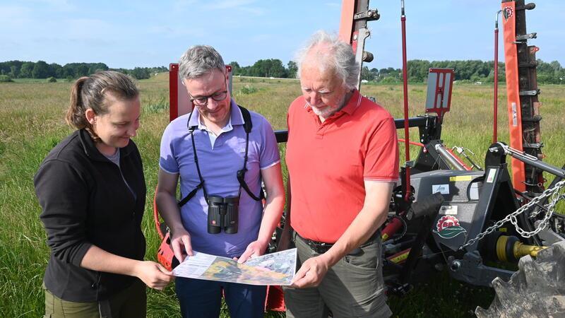 Naturschutz: Spezialmäher hackt Insekten nicht mehr den Kopf ab Christine Köhler, Henning Kunze und Wilhelm Braack besprechen das Mähen der Wiesen.