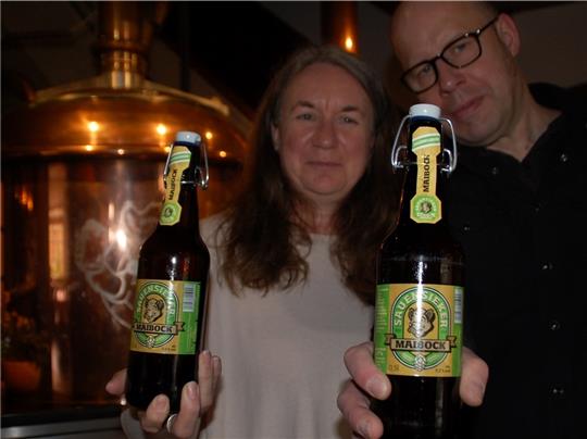 Christine Köller-Meyer und Nikolaus Klindworth bieten selbst gebrautes Bier in Fässern und Flaschen. Foto: Laudien